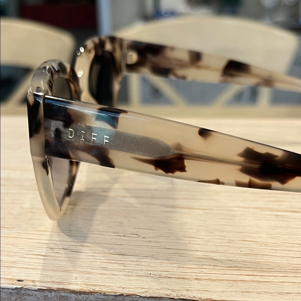 Diff Eyewear Beige Tortoise Square Sunglasses - image 2